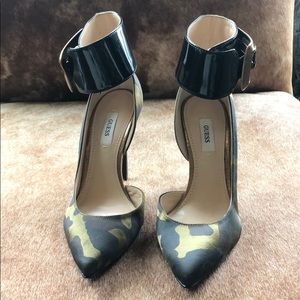 GUESS CAMO/PATENT PUMPS